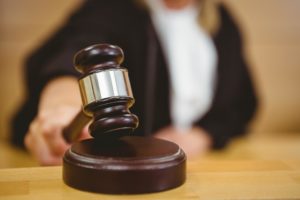 judecător folosind ciocănel pentru a avea o cauțiune exonerat
